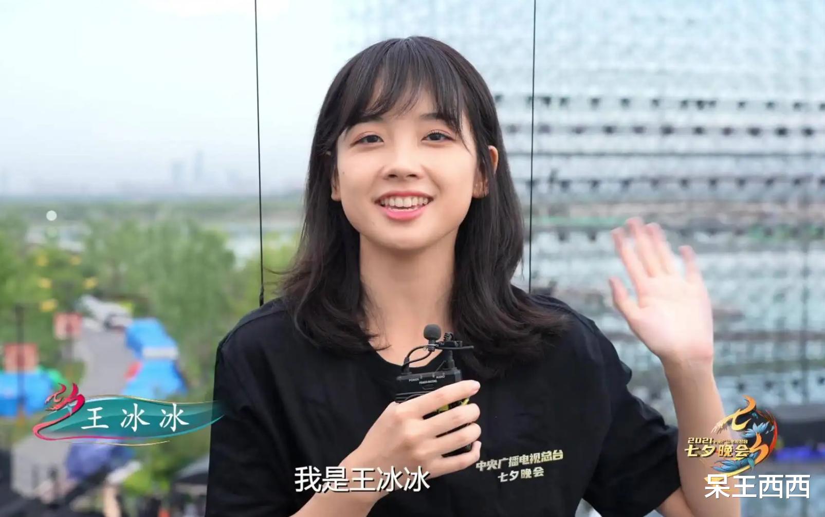 央视|央视逐渐向新媒体发力,年轻主持人被重用,王冰冰成意难平