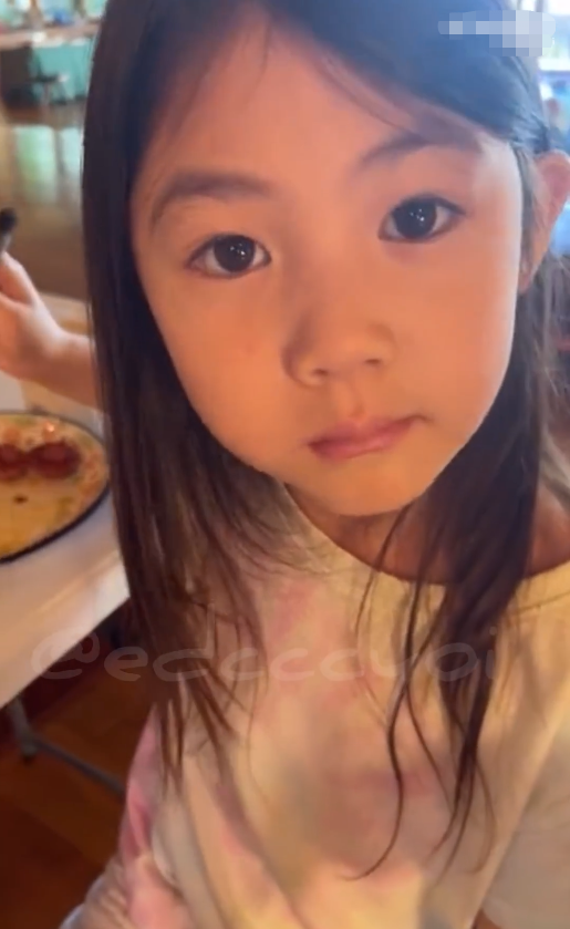 陈冠希|陈冠希承认撞脸赵本山！直言联名很值钱，与女儿嘴对嘴亲吻引热议