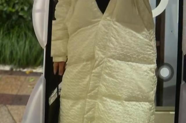 女子拿着特色衣服去洗衣店,结果洗完发现特色没了赔偿惹争议
