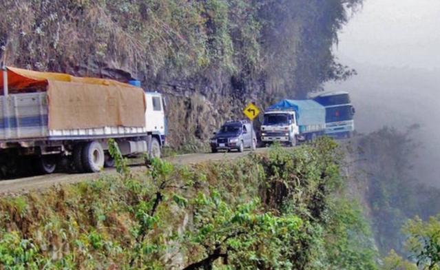吴川|亚洲第一夺命公路：在海拔3500米的悬崖上，老司机都不一定敢去！