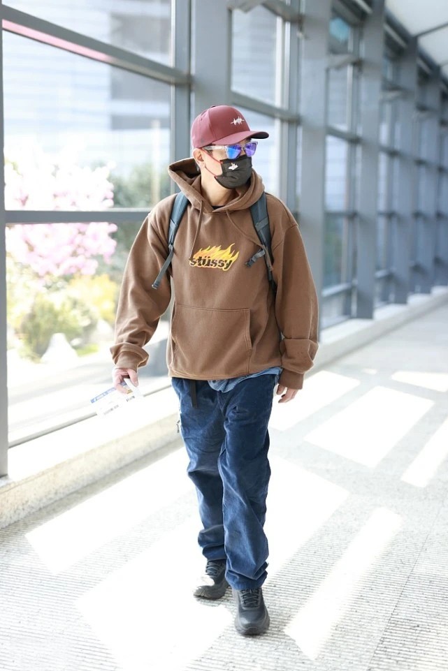 陈小春|55岁的陈小春真时髦，卫衣+宽裤变身潮男，这风格可以照着穿