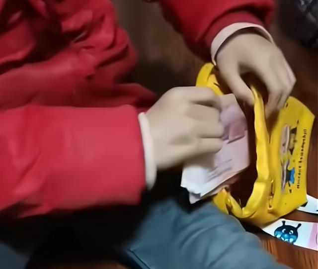 湖北女大学生骗妹妹压岁钱，拿一沓绿钞换红钞，直接以量取胜了！
