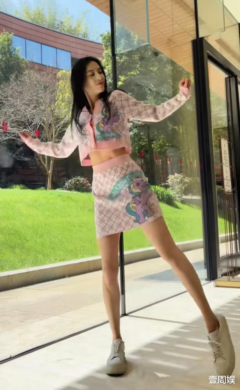 黄圣依|黄圣依对着镜头秀身材，骨瘦如柴令人担忧，网友：没钱吃饭了？