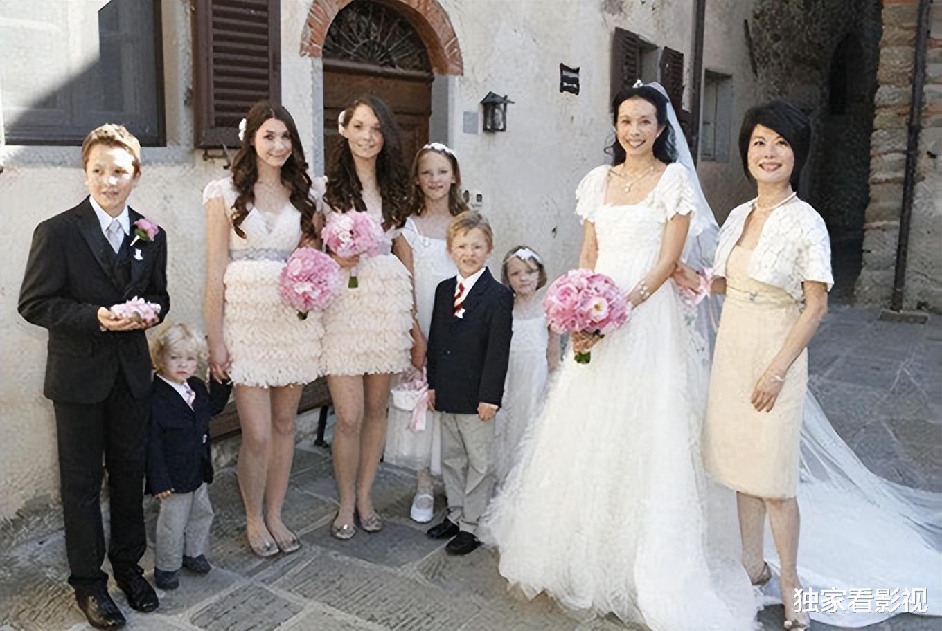 莫文蔚|莫文蔚和初恋老公过52岁，结婚11年未生育，仨继女中最大的近30岁