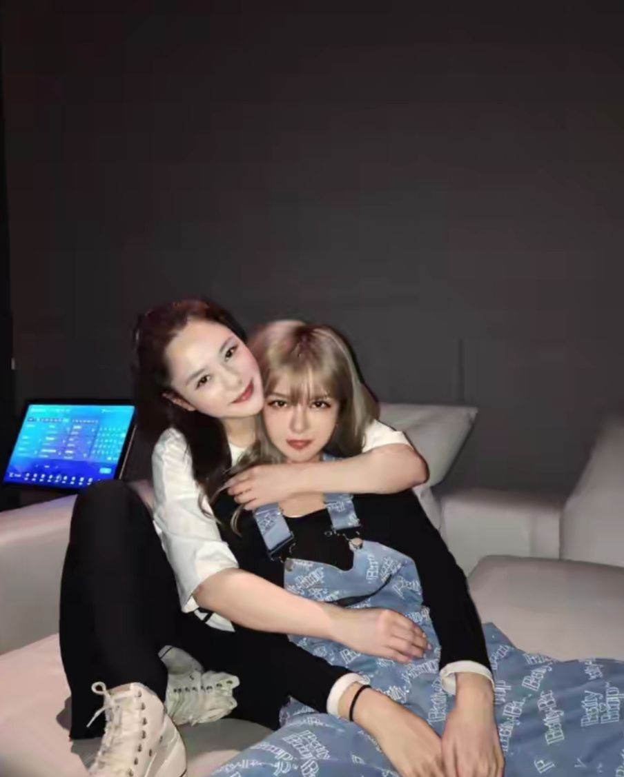 苍兰诀|阿娇与周扬青友情真好，互相依偎合照像姐妹