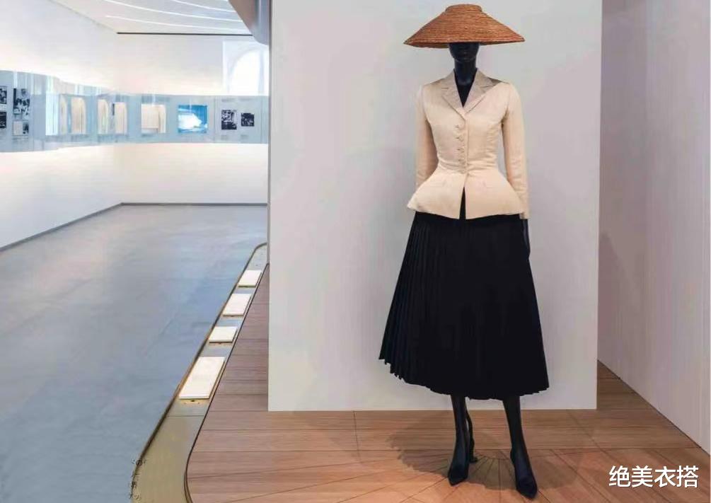 凭着“女人味穿搭”,美成一幅画!20套搭配示范,不愧为优雅高手