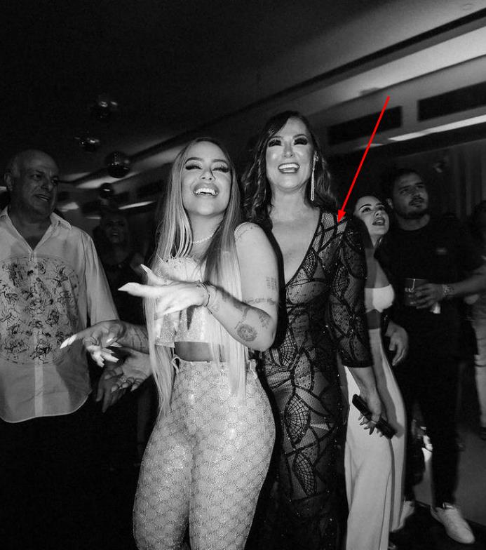 内马尔|内马尔带新女友海滩狂欢，两人都叫布鲁娜，长相神似，身材火辣