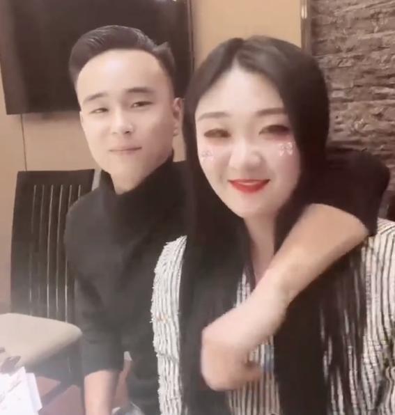 陈亚男|离婚3个月后，网传陈亚男新恋情曝光，被男友揽怀里娇羞地捂嘴笑