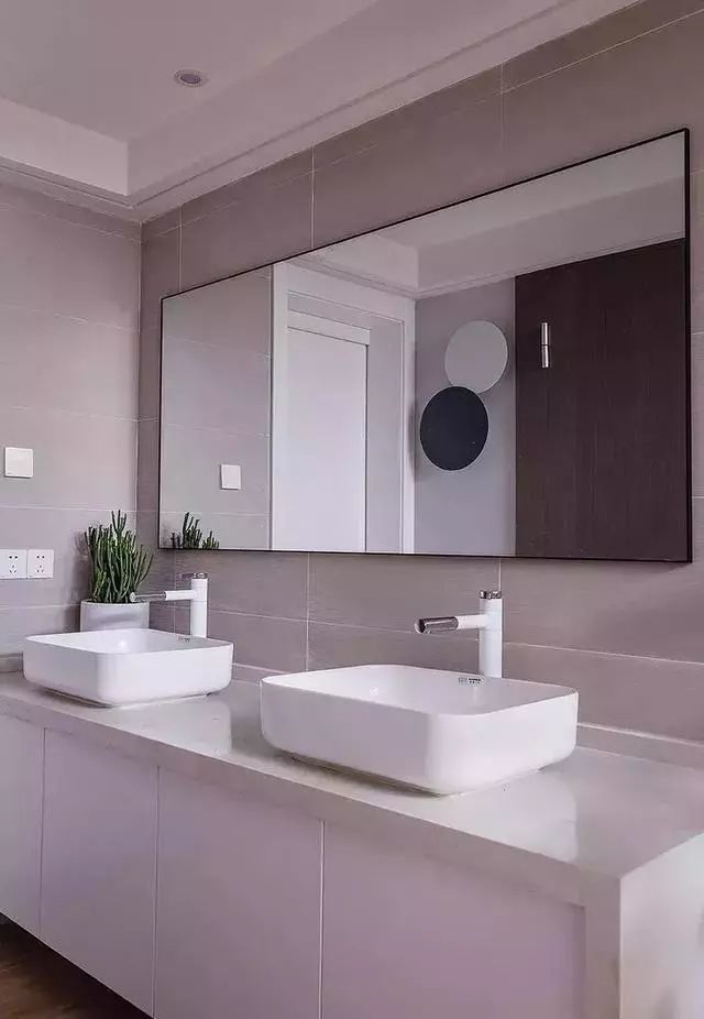 卫生间太拥挤?教你怎么把镜子和收纳柜完美结合!