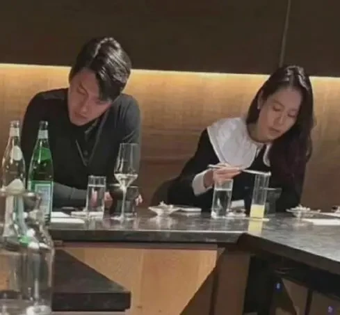 玄彬|玄彬孙艺珍被偶遇，玄彬一脸担心陪伴妻子上厕所，女方被猜疑有喜