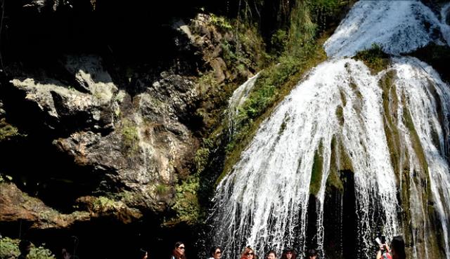 草原|溶洞瀑布，云雾缭绕！贵州一景区，三大部分组成，可彰显贵州美景