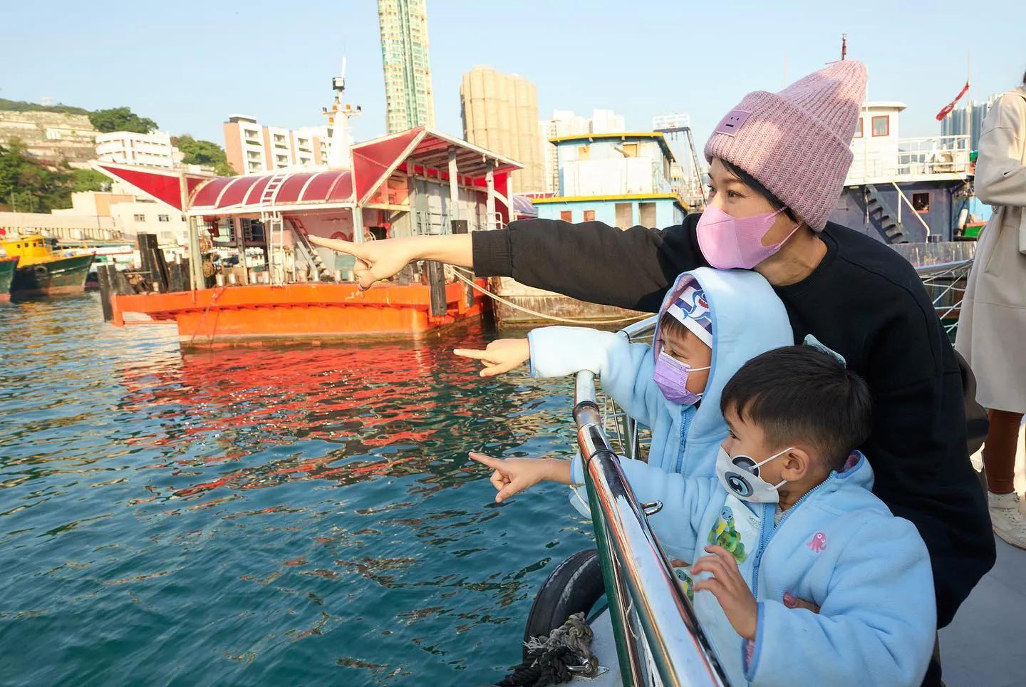 |胡杏儿新年带三娃游船,画面温馨欢乐,5岁大儿子贴心照顾俩弟弟