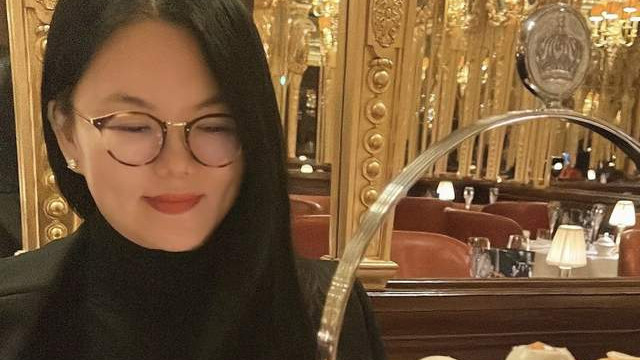 蔡明|李湘在英国顶级餐厅过年！王诗龄戴2万奢牌项链，暴瘦名媛范十足