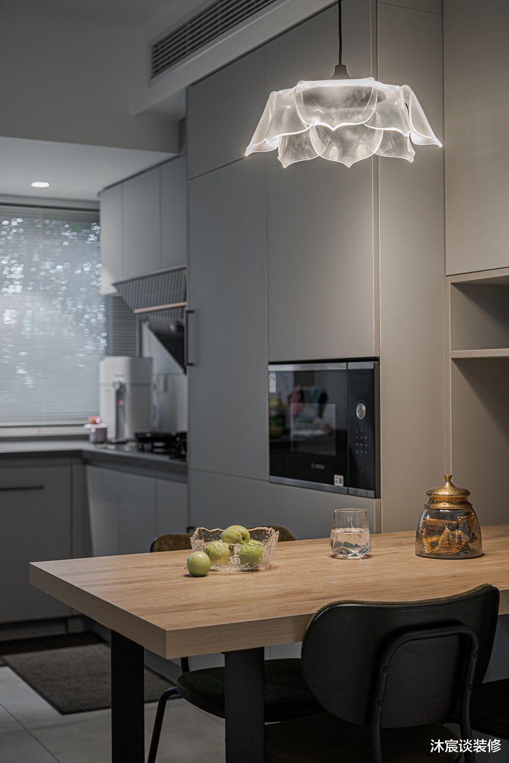 好喜欢她家,除了有令人羡慕的多功能休闲阳台,室内也很实用大方