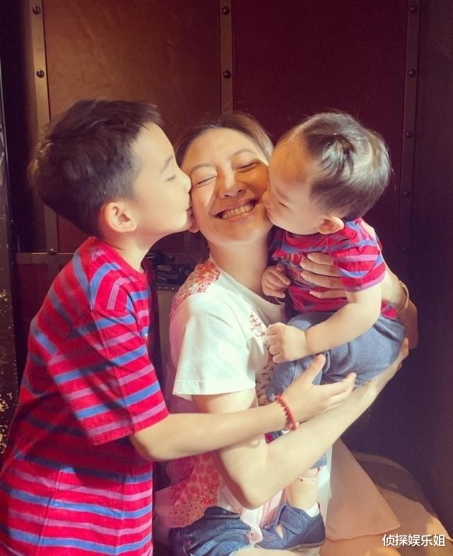 应采儿|应采儿父亲晒小外孙近照,2岁hoho扎小揪揪打高尔夫,侧脸萌翻