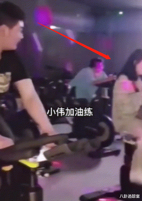 复古 死性不改？朱小伟骑单车减肥，却一直偷瞄身旁美女，网友：没出息