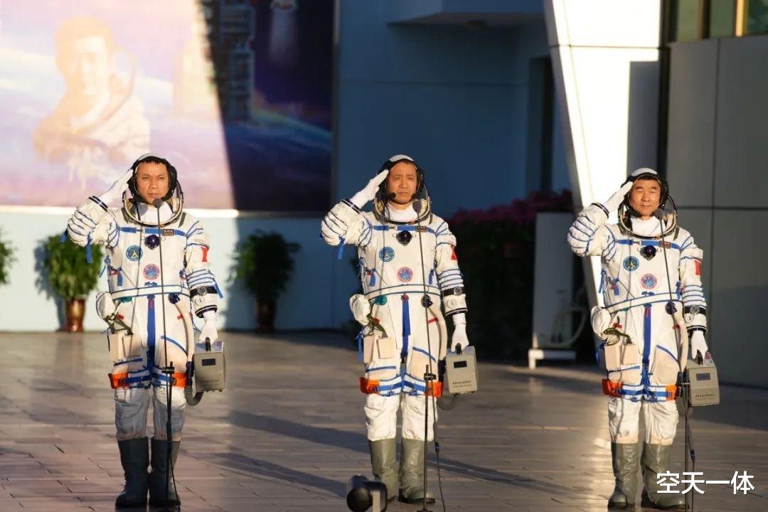最高温度为31度,神舟14号宇航员穿着厚重的宇航服,难道不会热?