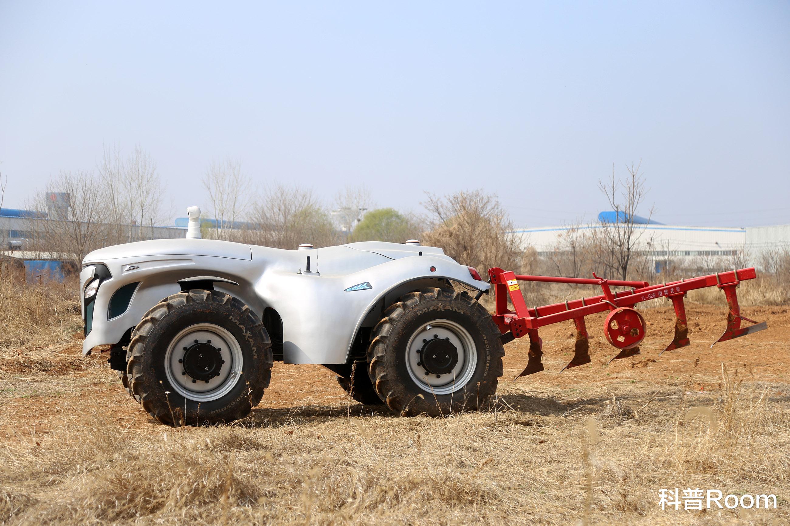 无人驾驶|无人驾驶5G拖拉机有多帅?科技应用于现代农业,农民不用下地了