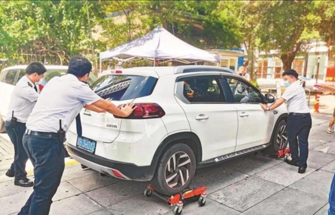 车位被占男子用叉车丢入河中,已被控制,网友:干了我不敢干的事