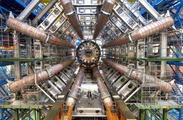 如果一根速度达到光速的针向地球撞去,会发生什么?