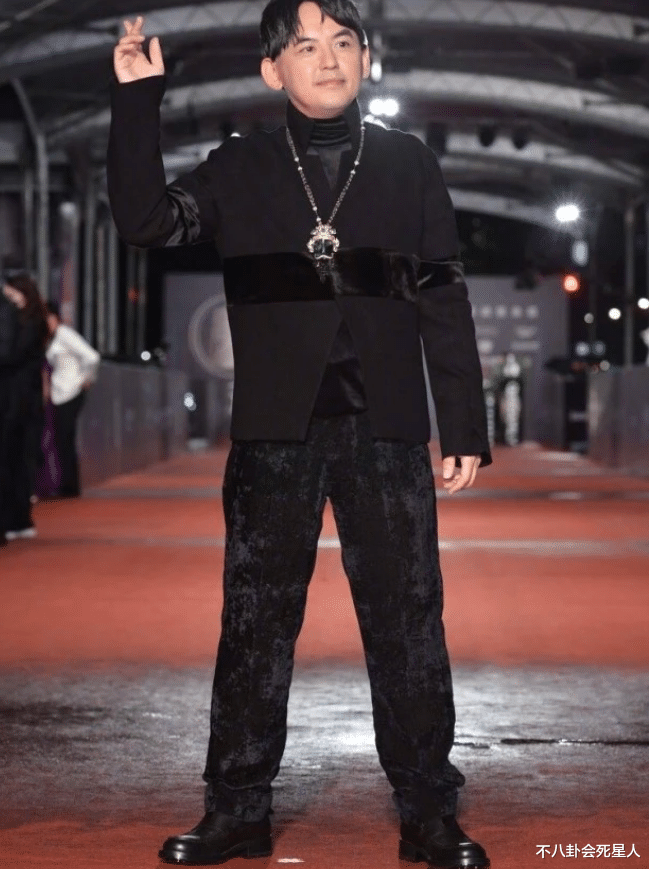 金钟奖|台湾金钟奖红毯寒酸,地毯是湿的,灯光昏暗,被嘲像村口吃席