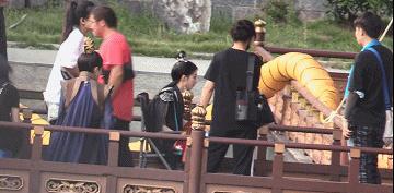 凡尔赛|《幸福》播出后，赵丽颖拍摄《与凤行》，学习态度很认真！