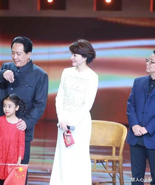 蕾丝裙 董卿剪超短发脸好小,穿蕾丝裙头身比惊艳人,站姿好乖巧