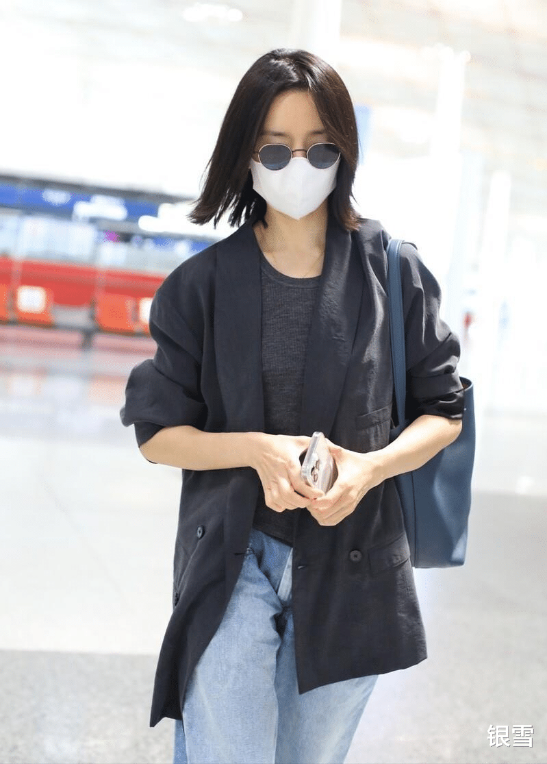 Angelababy|瘦得皮包骨！42岁董洁现身机场状态一般，休闲风打扮如同路人甲