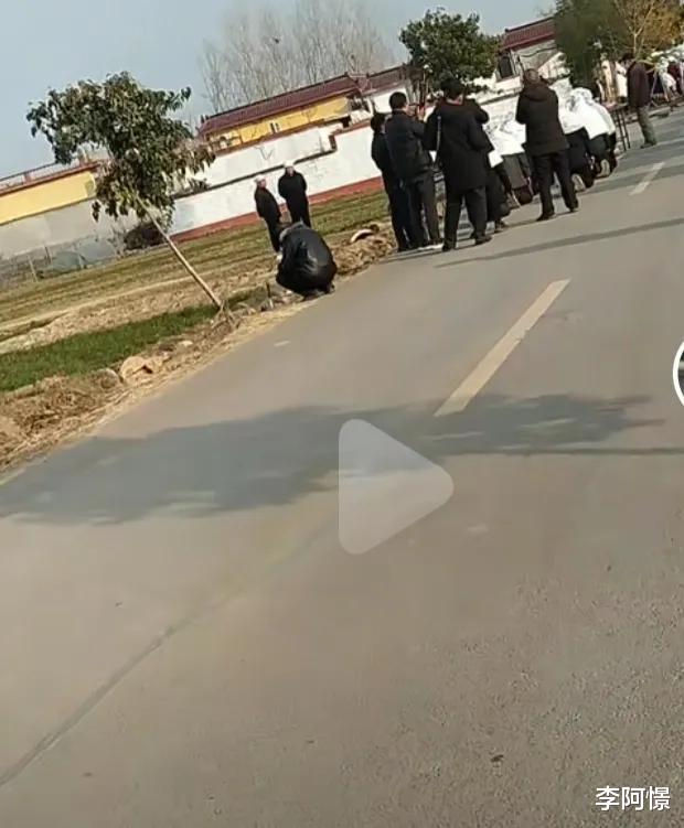 葬礼美女热舞,公路都是人,车子难走,路祭死亡的19人谁为讨公道