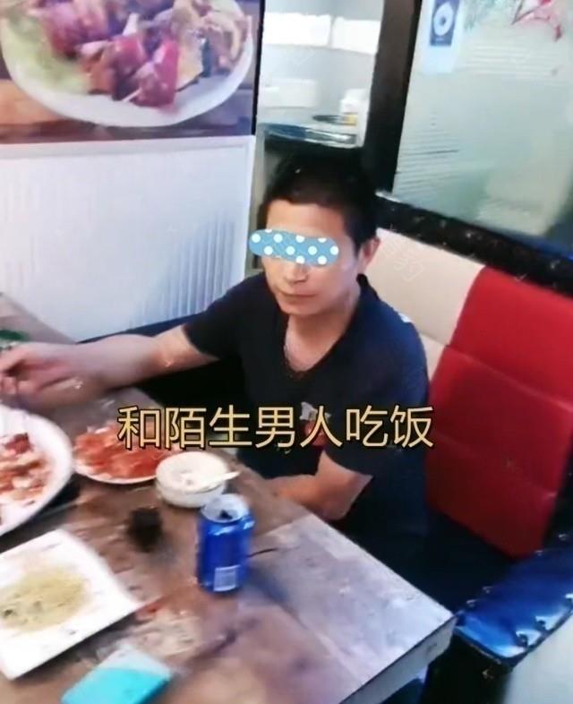 江苏：男子看见老婆半夜和陌生男人吃饭，3人面面相觑，场面尴尬