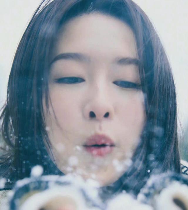 李沁|31岁李沁近况曝光,晒出春日雪景自拍,长发飘飘超有气质