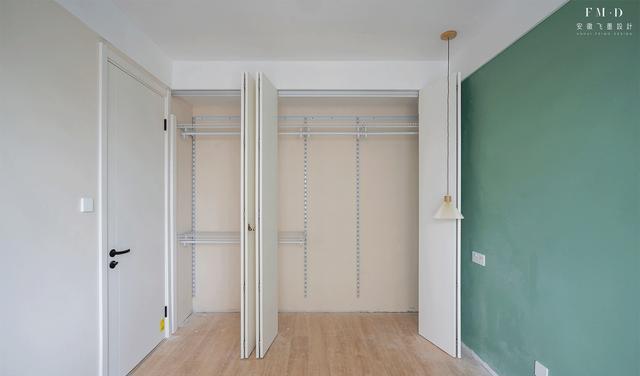 现在衣柜更流行用砖砌了，内部折叠门+挂衣杆，真的“超能装”！