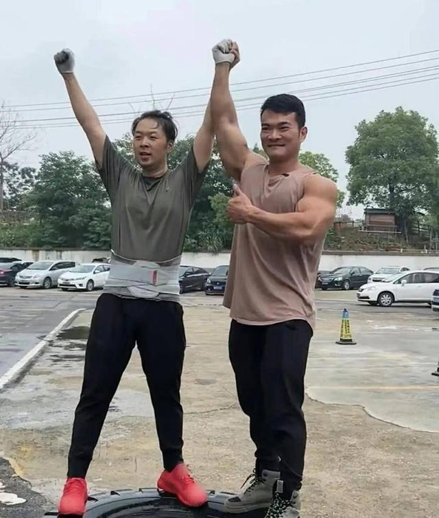 杜海涛 网友晒偶遇杜海涛的照片，面容病态憔悴，状态很是不对！