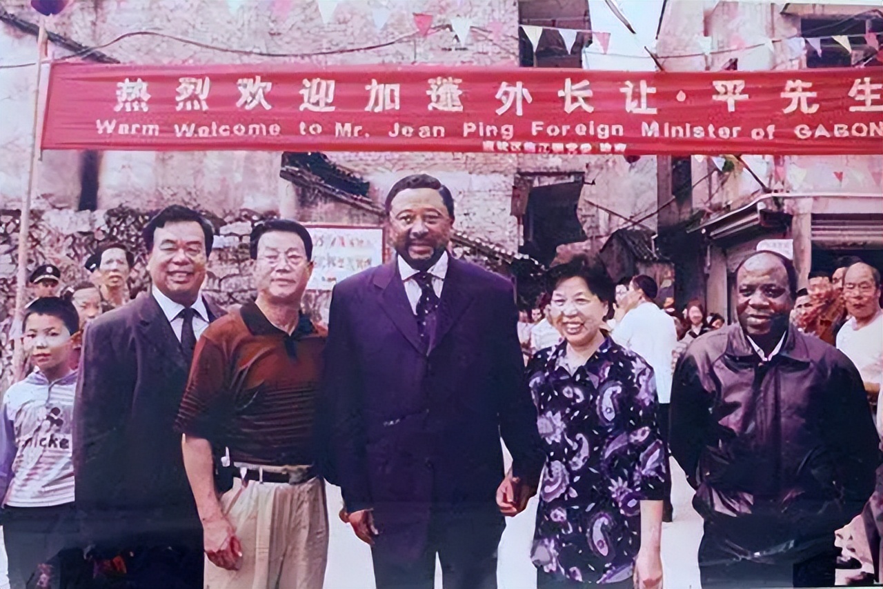爸爸是中国人,妈妈是非洲人,混血孩子娶总统女儿,差点当选总统
