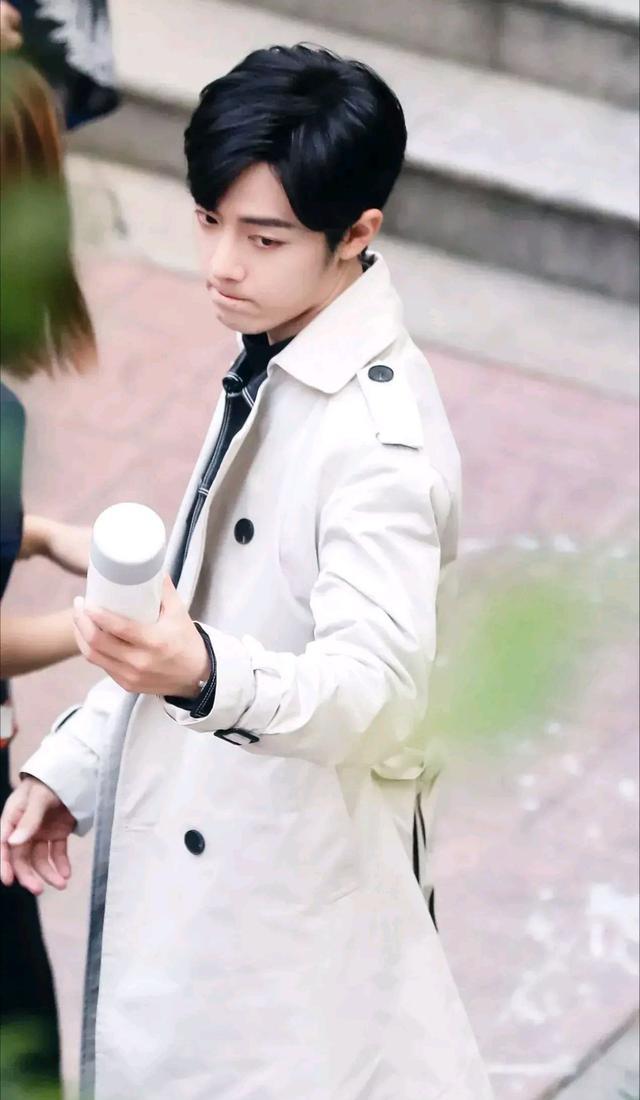 肖战|官媒《人民网》评《余生》:主演肖战走心的演技,能把角色演活!