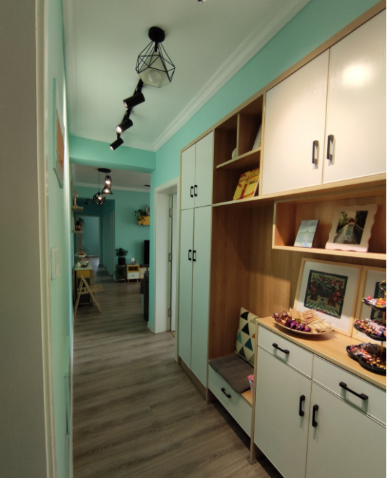 给儿子买学区房,老房改造,99㎡花13万,全屋刷漆太显眼