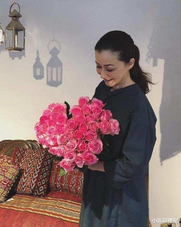 洋葱 这才是中年女人应有的打扮:60岁主妇只穿基础款也能贵气优雅