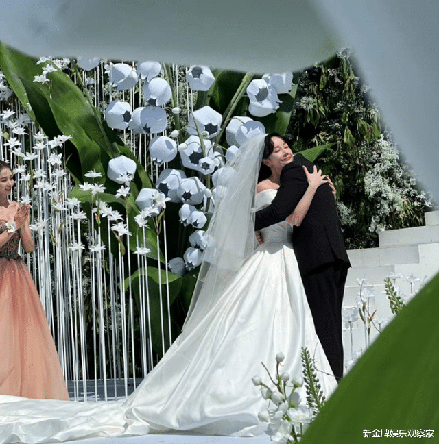 张檬|张檬金恩圣婚礼内场照曝光，两人深情拥吻，伴娘海陆感动到擦泪