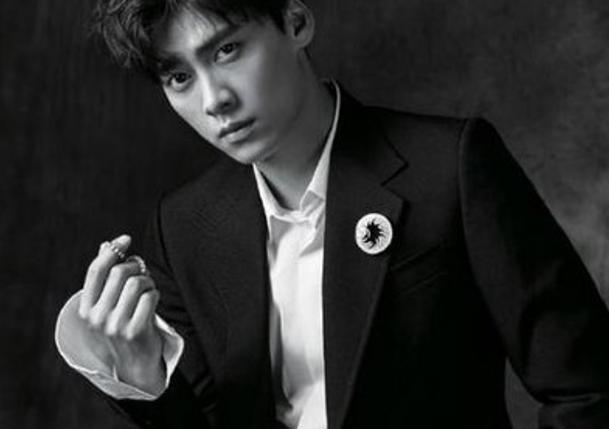 李易峰|李易峰爆上热搜，央视中秋晚会临时除名，金鹰、华鼎奖搜不到相关