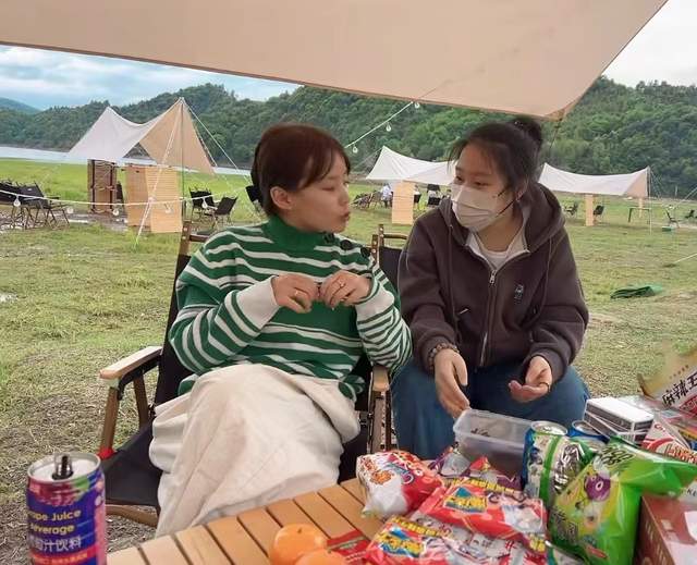 窈窕淑女|继姚威一家外出野餐后，熊磊晒与姐妹露营画面，称一声姐妹大过天