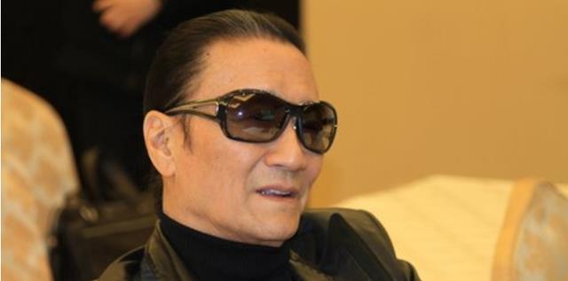 谢贤|谢贤的地位有多高？成龙称他是个传奇，李小龙跟他合照得靠边！