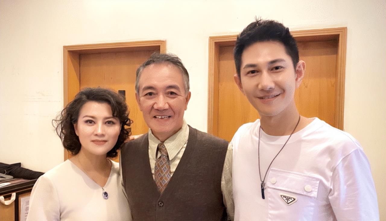 李幼斌 李幼斌夫妇罕同框，三婚老婆剪短发大变样，脸明显老了身材却真好