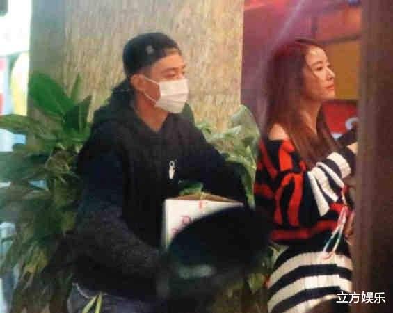 龙凤呈祥|林心如夫妇给孩子庆生，女方冬天露大长腿，霍建华全程负责推行李