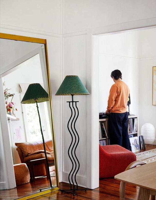 一对爱音乐的年轻夫妻，用花和装饰画，营造了一个舒适度满分的家