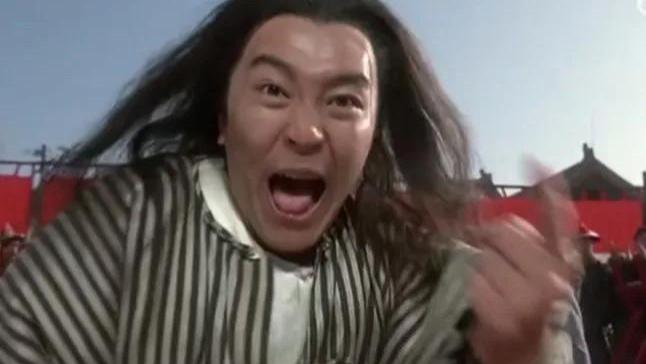 周星驰|60岁的周星驰罕见露面，海上大胆冲浪，跳高动作引人担忧