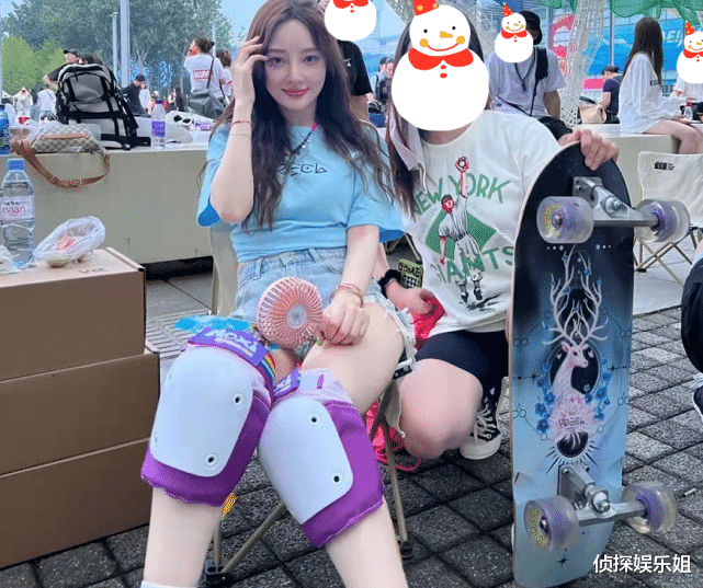 李小璐|40岁李小璐人气高,玩滑板引路人追着拍,被赞白瘦美争相合影