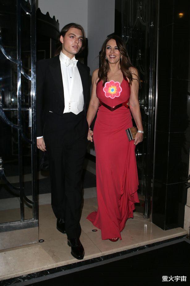 胡歌|56岁超模伊丽莎白赫莉带19岁儿子参加聚会，魅力不减当年令人称叹