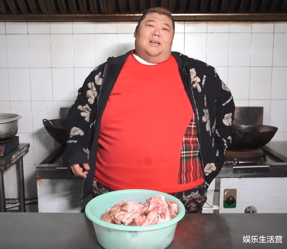 胖猴仔首称重，减到462斤，偷吃排骨被抓包，网友：活着不好吗