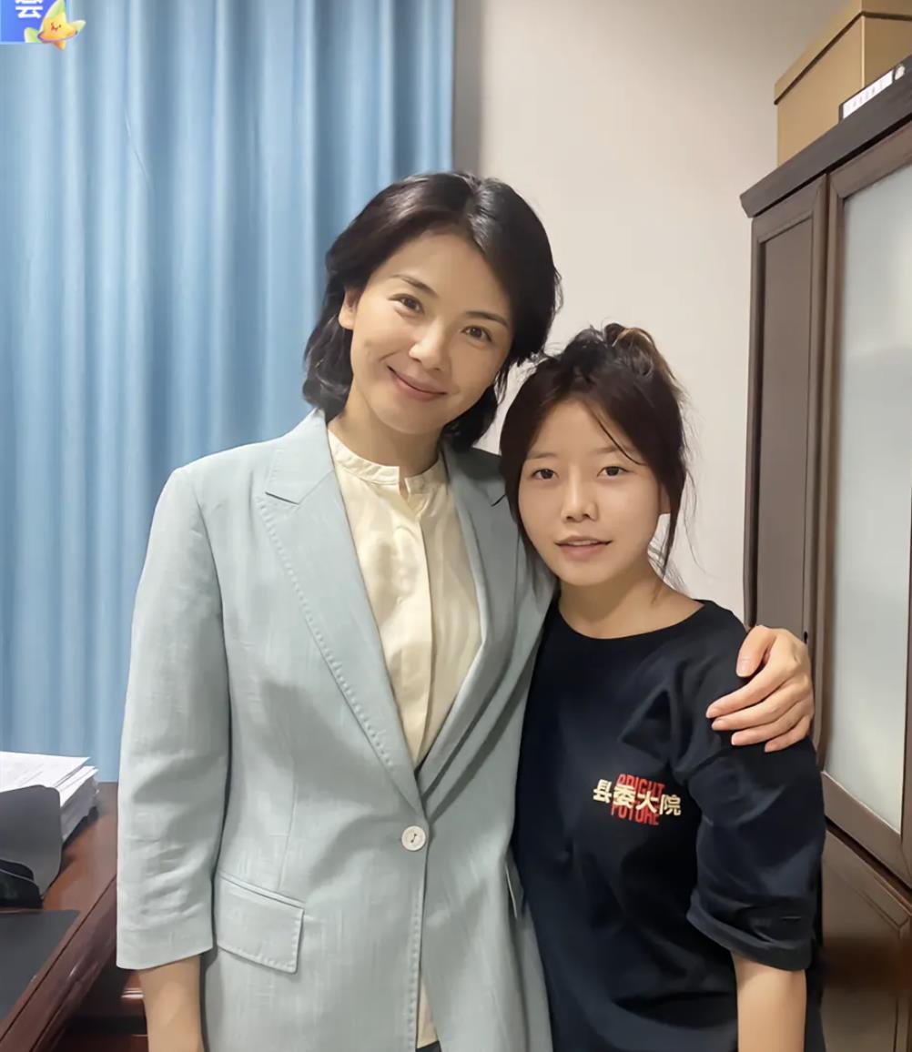 刘涛|跟素人合影才发现，刘涛身材这么粗壮，而且素颜寡淡是真不漂亮