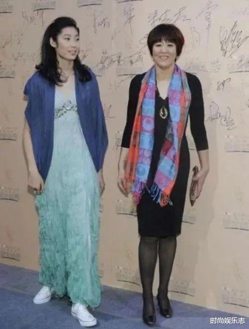 女人味|“铁榔头”郎平也有女人味！穿花裙比刘晓庆还优雅，自然美的力量